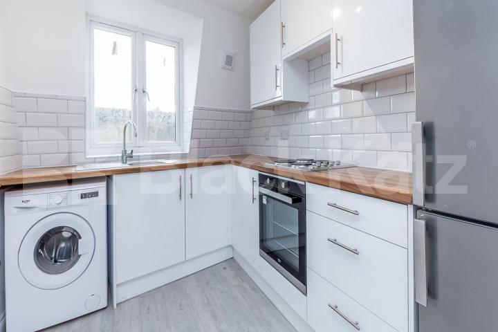 Superb top floor 1 bedroom property with a study  Foulden Road , Stoke Newington 
